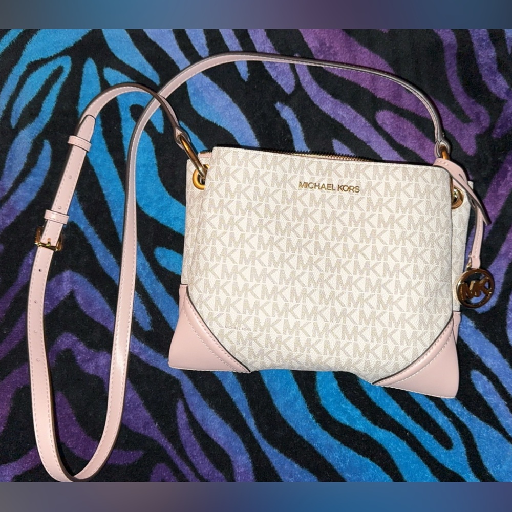 New Michael Kors bag that is in mint condition for only $200